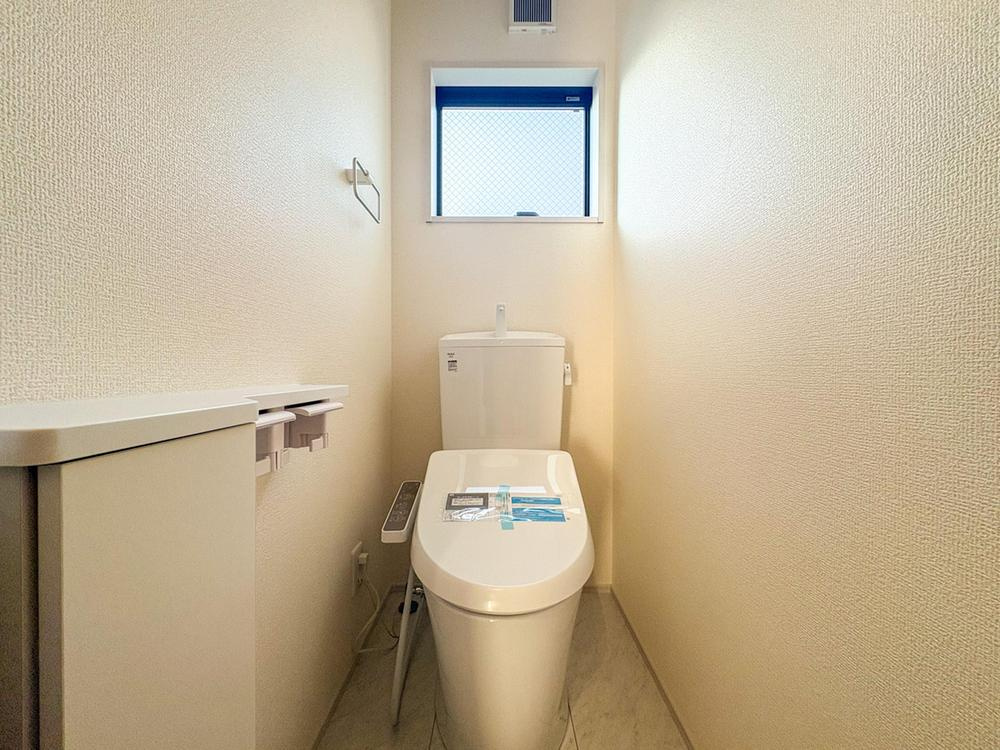 【Livele Garden.S】】国分寺新町の独立洗面台|明るい窓と換気扇でいつも清潔なトイレ空間。機能的な収納も備え、家族の快適な暮らしを支える洗練されたデザインです。