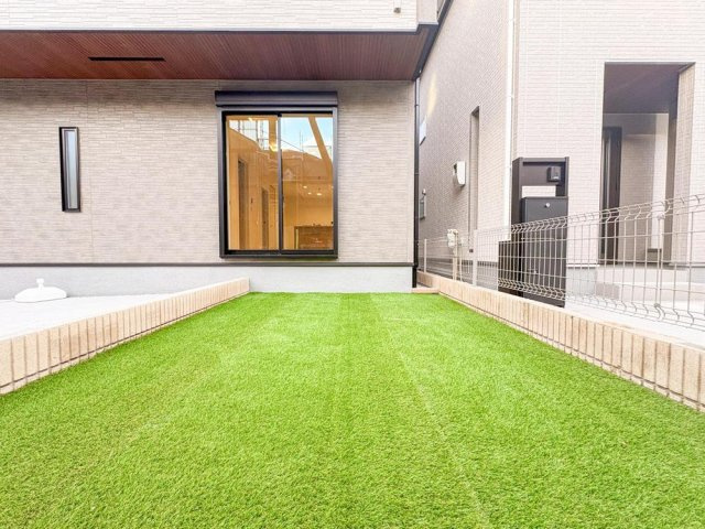 【Livele Garden.S】】国分寺新町の庭|広々とした人工芝の庭は、家族の遊び場やリラックススペースに最適。メンテナンスフリーで、いつでも美しい緑が暮らしを彩ります。