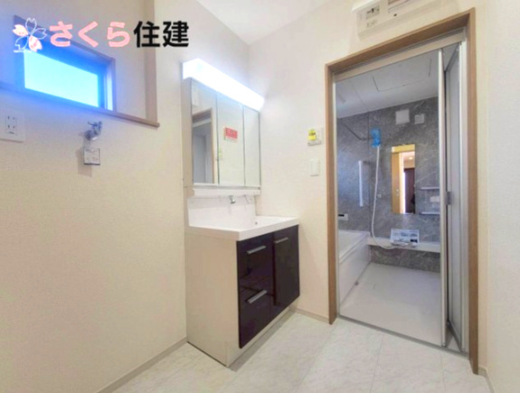 いろどりアイタウン那須塩原市西幸町23-P1　1号棟の脱衣所|三面鏡化粧台は鏡の裏までたっぷり収納が可能です◎