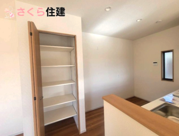 いろどりアイタウン那須塩原市西幸町23-P1　1号棟の収納|キッチン横の収納は食材や日用品のストック収納に活用いただけます◎