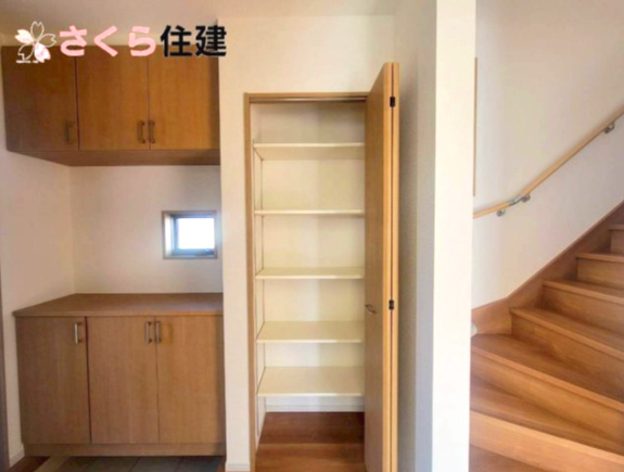 いろどりアイタウン那須塩原市西幸町23-P1　1号棟の収納|1階廊下にも収納を完備◎