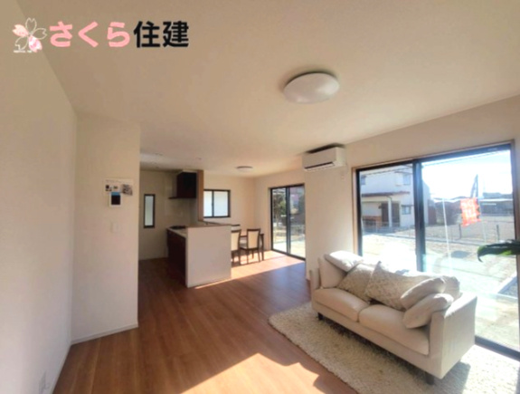 いろどりアイタウン那須塩原市西幸町23-P1　1号棟の居間・リビング|南向き17帖の明るいリビングはエアコンを設置済みになります◎