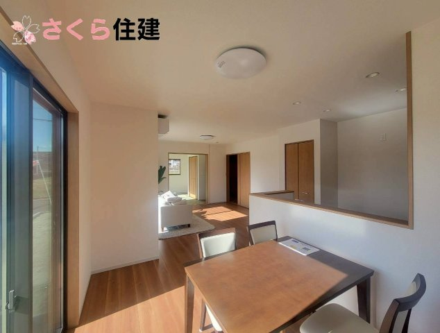 いろどりアイタウン那須塩原市西幸町23-P1　1号棟の居間・リビング|キッチン正面のダイニングです◎