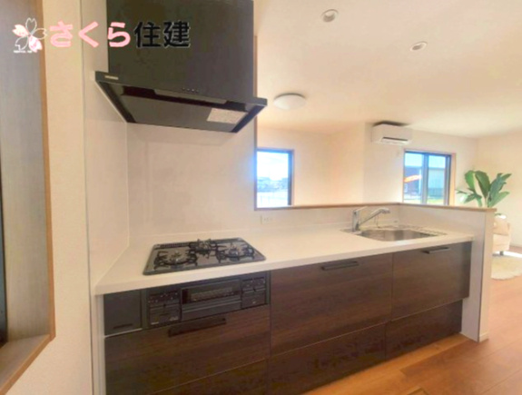 いろどりアイタウン那須塩原市西幸町23-P1　1号棟のキッチン|ダーク調の落ち着いた雰囲気のキッチンは家族の様子を伺いながら家事ができます◎