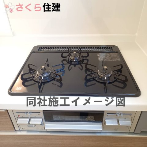 宇都宮市越戸町の内観：施工例|同社施工物件の写真です。3口コンロでお料理の効率アップ♪
