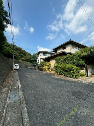 岩出市西安上　中古戸建の前面道路含む現地写真