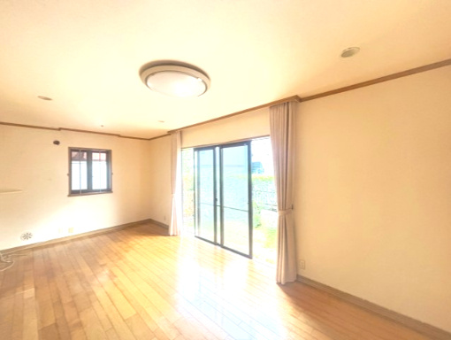 岩出市西安上　中古戸建の居間・リビング|広々としたリビングは家族のくつろぎに最適。大きな窓からたっぷり光が入り、明るく快適な住空間です。