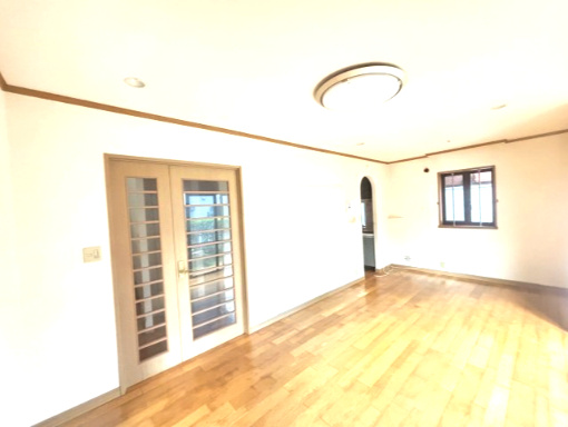 岩出市西安上　中古戸建の居間・リビング|開放感のあるリビングは家族団らんに最適。採光良好で明るく、ナチュラルな内装が暮らしを彩ります。