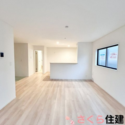 大田原市浅香第9　1号棟の居間・リビング|明るい、広々LDKは18帖となっております。