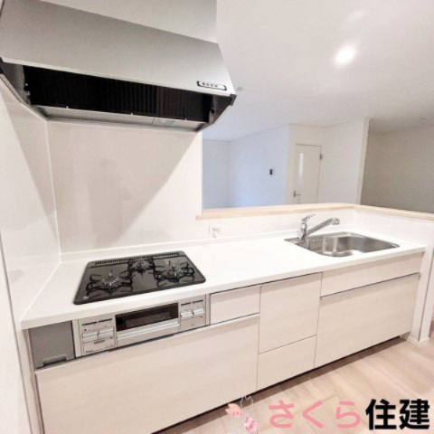 大田原市浅香第9　1号棟のキッチン|システムキッチンは大容量収納可能です。また床下収納付きで非常食や調味料ストックも仕舞えます。