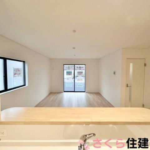 大田原市浅香第9　1号棟の居間・リビング|対面キッチンで家族の様子を見ながらお料理出来ます♪