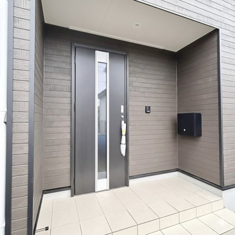 大田原市浅香第9　1号棟の玄関|人気のダークグレー系の外観です