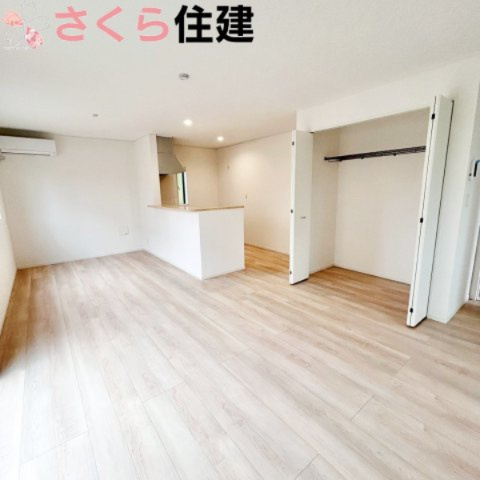 那須塩原市豊浦南町第4　2号棟の居間・リビング|明るいLDKは17.5帖。日当たり良好です。