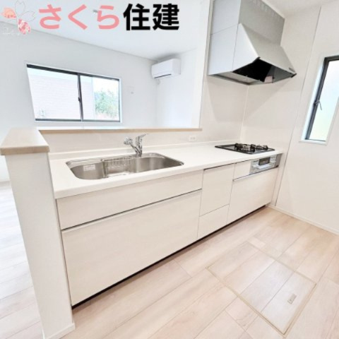 那須塩原市豊浦南町第4　2号棟のキッチン|清潔感のあるシステムキッチンは、たくさん収納可能。また、床下収納があり調味料ストックや非常食を仕舞えます。