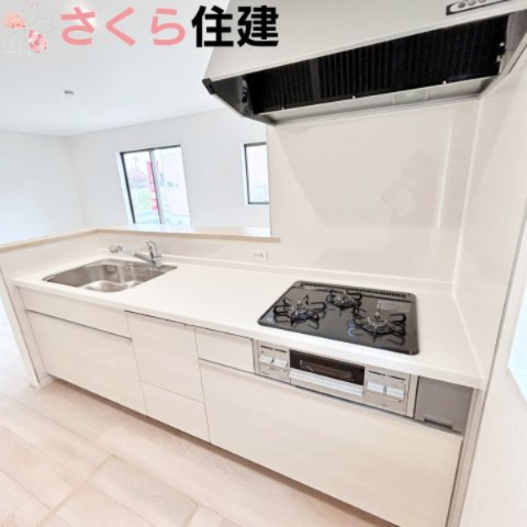 那須塩原市豊浦南町第4　2号棟のキッチン|コンロが3口ガスコンロとなっております。