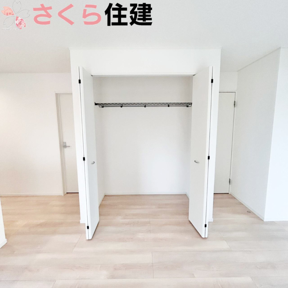 那須塩原市豊浦南町第4　2号棟の収納|リビングにある大きな収納は、急な来客時にお荷物をサッと仕舞えます。