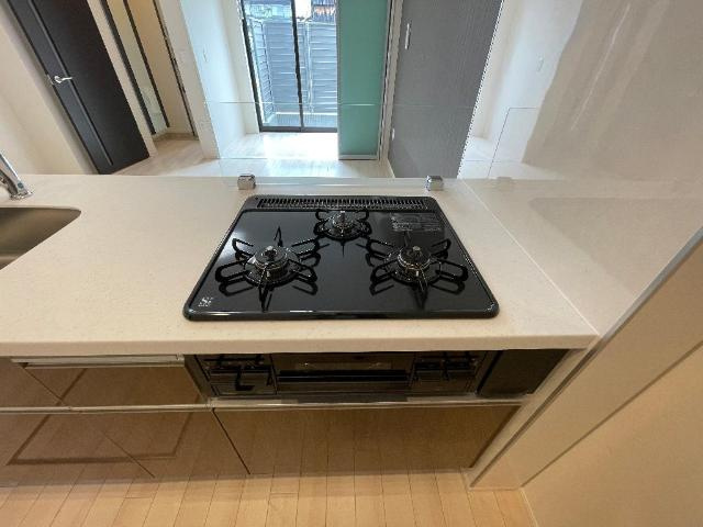 （仮称）千葉市中央区矢作町新築アパートのキッチン|３口グリル付ガスコンロ（イメージ）