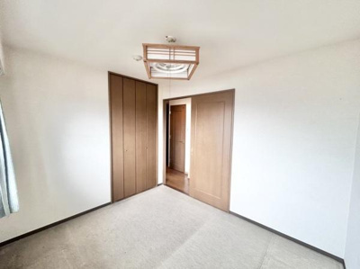 【子供部屋】 | グラン・コート堺石津川公園 | 全居室には収納を完備！普段使いのお洋服や小物はもちろん、季節物のお洋服などもしっかりと整理整頓おしまい頂けます。居室空間をより広く隅々までお使いいただけますね♪