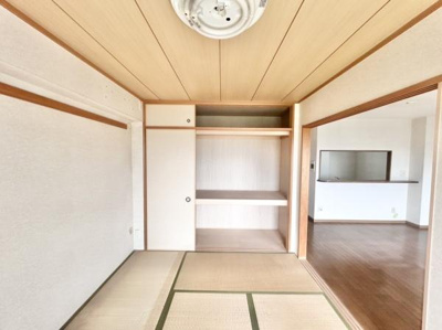 【和室】 | グラン・コート堺石津川公園 | LDKと隣接した6畳の和室。
お子様の遊び部屋・お昼寝スペースとして使うのもオススメです♪