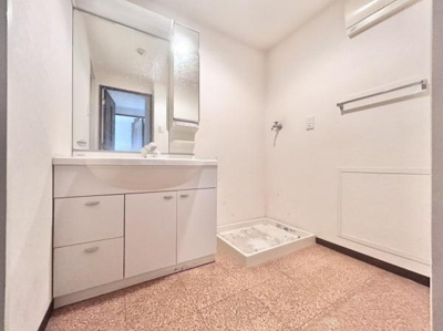 【独立洗面台】 | グラン・コート堺石津川公園 | ゆとりの洗面スペースで朝の身支度も快適スムーズに。３面鏡で髪のセットやお化粧もストレスなくこなせ、朝から気分良く通勤通学に向かえそうですね！鏡の裏にはたっぷりと収納スペースを標準装備！