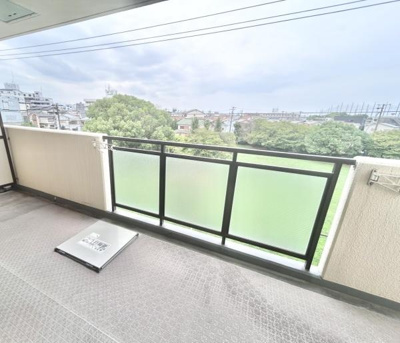 【バルコニー】 | グラン・コート堺石津川公園 | 開放的なバルコニーは見晴らしもよく、太陽の温かな温もりをめいっぱい受け止めてくれます。太陽の光と爽やかな風を受けたお洗濯物はあっという間に乾き、取りこむ時には太陽の匂いを感じられそうですね♪