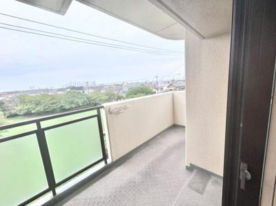 【バルコニー】 | グラン・コート堺石津川公園 | 物干しセットを追加すれば、一度にたくさんのお洗濯物が干せるのが魅力！テーブルセットを広げ、夕涼みを楽しみながら一杯呑むのも楽しいかも…