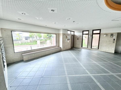 【エントランス】 | グラン・コート堺石津川公園 | 流行に左右されず、将来にわたって価値が継続する「上質」な佇まい。おしゃれな雰囲気や自然の潤い、親しみやすさといった暮らしを豊かにしてくれる住空間です。