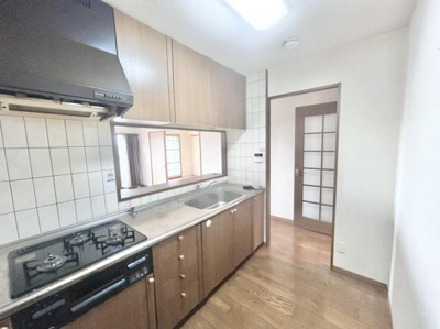 【キッチン】 | グラン・コート堺石津川公園 | カウンターキッチンでお部屋全体を見渡しながらお料理できます♪家族での会話も増えそうですね♪
