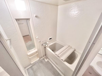 【浴室】 | グラン・コート堺石津川公園 | 日頃の疲れを癒すにはもってこいの落ち着いた雰囲気のバスルームになります♪