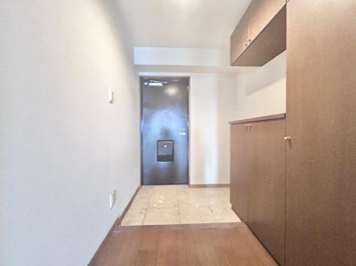 【玄関】 | グラン・コート堺石津川公園 | シューズクローゼットで散らかりがちな玄関もスッキリ！
