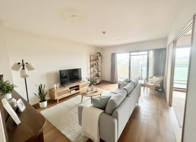 【居間・リビング】 | グラン・コート堺石津川公園 | 【家具配置イメージ画像】ラグやソファで雰囲気を変えたりいろんなアレンジが楽しめます！