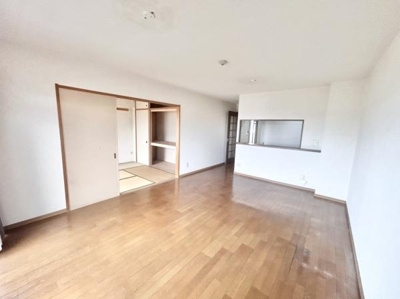 【居間・リビング】 | グラン・コート堺石津川公園 | 大切なご家族が集まるからこそＬＤＫはこだわりたい！休日はおひさまの光をたっぷりと取りこめるリビングでゆったりと過ごしませんか？子供たちが元気に笑いながら走り回っても十分な広さの空間です。