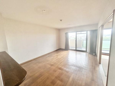 【居間・リビング】 | グラン・コート堺石津川公園 | 室内にいても、たっぷりの陽光と爽やかな風を感じて頂けます！
ご家族と穏やかに過ごす、心地の良い時間が流れます。