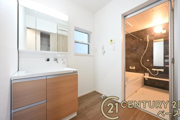 ファーストタウン川原城町　１号棟 ／新築一戸建の独立洗面台|■現地撮影写真■三面鏡タイプのミラーキャビネット！収納スペースも豊富です！