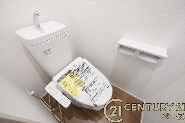 ファーストタウン川原城町　１号棟 ／新築一戸建のトイレ|■現地撮影写真■フチなし＆トルネード洗浄でお掃除も楽らく！ウォシュレット付きです！