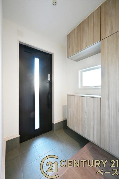 ファーストタウン川原城町　１号棟 ／新築一戸建の玄関|■現地撮影写真■すっきりとした明るい玄関が家族やお客様を迎えてくれます！