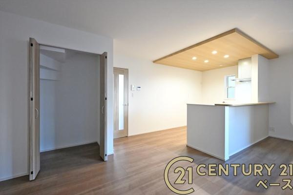 ファーストタウン川原城町　１号棟 ／新築一戸建の居間・リビング|■現地撮影写真■窓ガラスは紫外線７６％カットで安心のLOW-Eペアガラスを採用！結露防止にも効果的です！