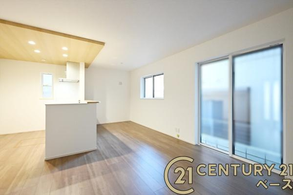 ファーストタウン川原城町　１号棟 ／新築一戸建の居間・リビング|■現地撮影写真■ご家族でくつろいでいただける広々したＬＤＫ！