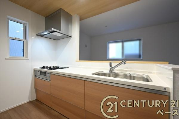 ファーストタウン川原城町　１号棟 ／新築一戸建のキッチン|■現地撮影写真■広々キッチンで快適お料理！便利な収納スペースも完備！