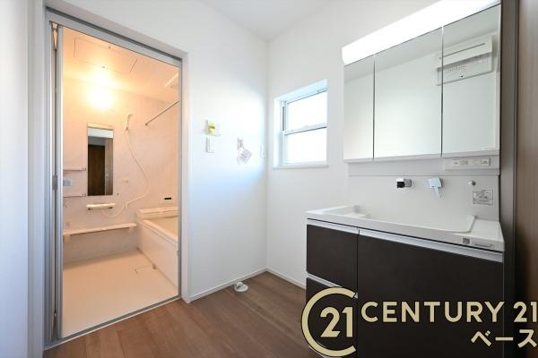 ファーストタウン川原城町　２号棟 ／新築一戸建の独立洗面台|■現地撮影写真■三面鏡タイプのミラーキャビネット！収納スペースも豊富です！