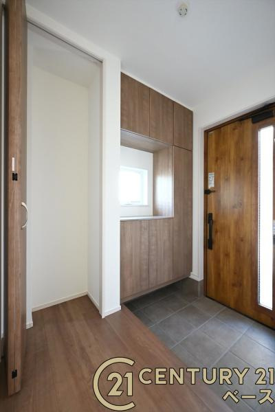 ファーストタウン川原城町　２号棟 ／新築一戸建の玄関|■現地撮影写真■すっきりとした明るい玄関が家族やお客様を迎えてくれます！