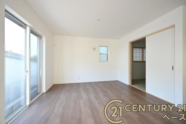 ファーストタウン川原城町　２号棟 ／新築一戸建の居間・リビング|■現地撮影写真■ご家族でくつろいでいただける広々したＬＤＫ！