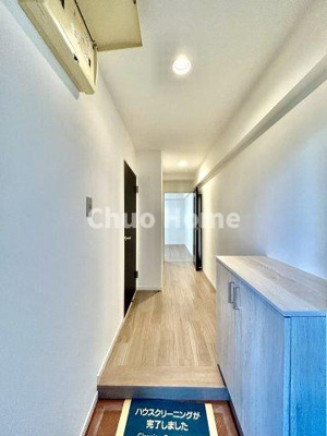 【玄関】 | お花茶屋ローヤルコーポ | 【玄関】玄関には大型のシューズクローゼットを設置しておりますのでいつでもスッキリりとした空間を保てます。玄関周りを清潔に使うのはとても大事なことですよね。