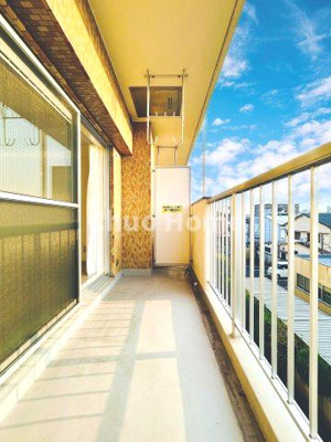 【バルコニー】 | お花茶屋ローヤルコーポ | 【バルコニー】幅もあって、奥行きもあるゆとりのバルコニー。洗濯物を干したり乾かしたりだけでなく、ただ出てみるだけでも気持ちいいですよ。
