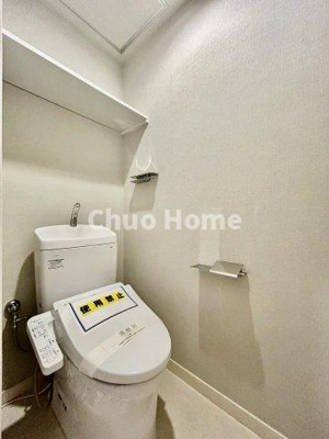 【トイレ】 | お花茶屋ローヤルコーポ | 【トイレ】 収納スペースをしっかりと確保した温水洗浄便座機能付きトイレ。温水洗浄便座は清潔にお使いいただくための大切なアイテムです。