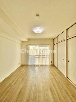 【洋室】 | お花茶屋ローヤルコーポ | 【洋室】快適に過ごす条件は、一人ひとり違います。だからこそ飾り過ぎないシンプルな内装と偏り過ぎないデザインで統一しております。居住していく中でオーナー様だけの【マイホーム】に創り上げて下さい