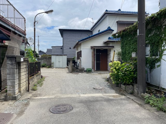藤岡市藤岡　中古250の前面道路含む現地写真