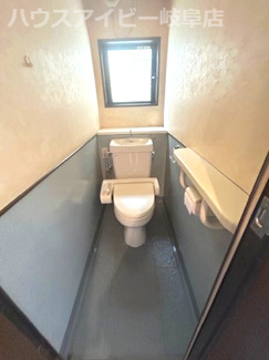 【トイレ】 | 揖斐郡大野町中古住宅699万円！お車スペース2台可能！一部リフォーム済みの4LDK！ | 揖斐郡大野町中古住宅699万円！お車スペース2台可能！一部リフォーム済みの4LDK！