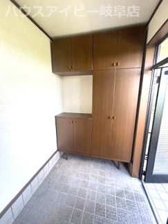 【玄関】 | 揖斐郡大野町中古住宅699万円！お車スペース2台可能！一部リフォーム済みの4LDK！ | 揖斐郡大野町中古住宅699万円！お車スペース2台可能！一部リフォーム済みの4LDK！