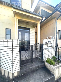 【玄関】 | 揖斐郡大野町中古住宅699万円！お車スペース2台可能！一部リフォーム済みの4LDK！ | 揖斐郡大野町中古住宅699万円！お車スペース2台可能！一部リフォーム済みの4LDK！